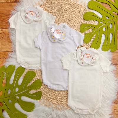 Kit 3 Peças - Bodys Manga Curta Flores Bordadas com Strass - Off White e Branco